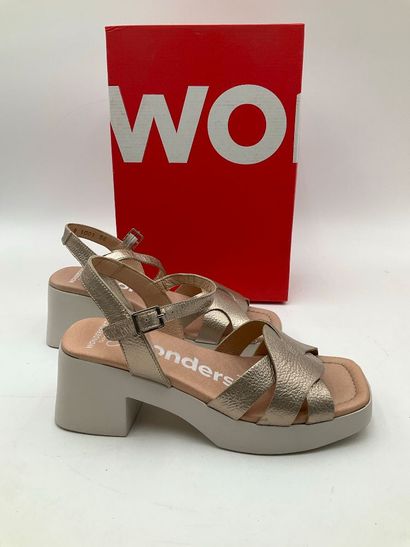 WONDERS, modèle Georgina D-1001, taille 36.
État...