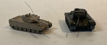 Lot de véhicules militaires contenant des...