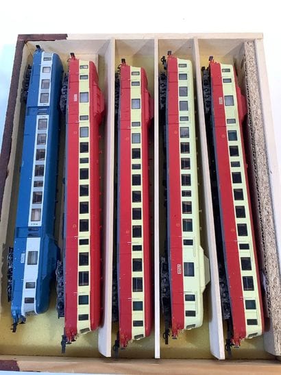 Lot de 5 trains de la marque ROCO. En l’...
