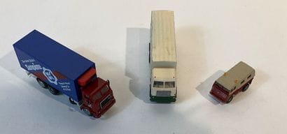 Lot de véhicules de transport contenant des...