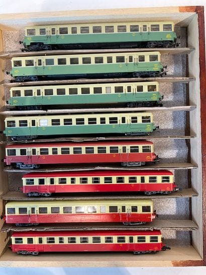 Lot de 8 wagons de la marque ROCO et AS,...