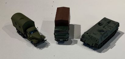 Lot de véhicules militaires contenant des...