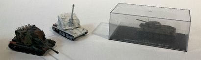 Lot de plusieurs tanks et personnages miniatures...