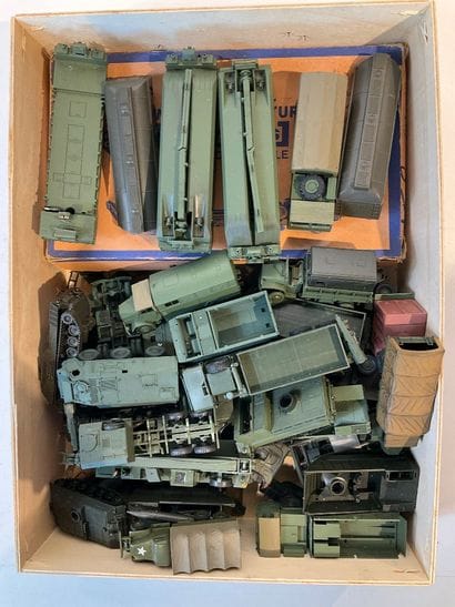 Lot de véhicules militaires, certains de...