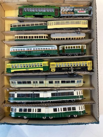 Lot de 13 tramways de marques BACHMANN, ROCO...