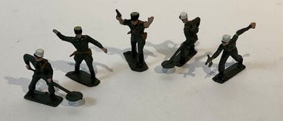 Lot de plusieurs tanks et personnages miniatures...