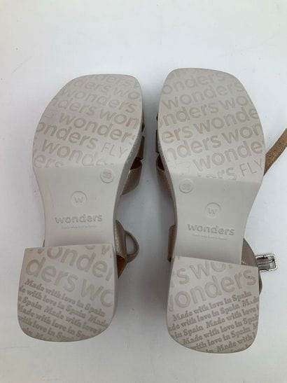 WONDERS, modèle Georgina D-1001, taille 36.
État...