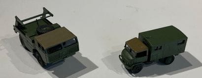Lot de véhicules militaires contenant des...