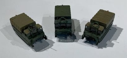 Lot de véhicules militaires amphibiens. En...