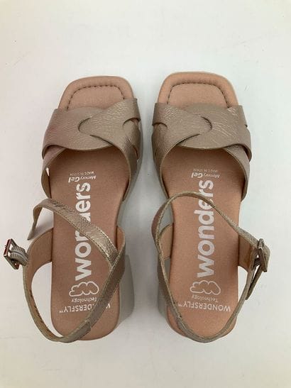 WONDERS, modèle Georgina D-1001, taille 36.
État...