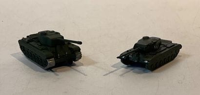 Lot de véhicules militaires contenant des...