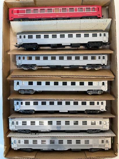 Lot de 7 wagons JOUEF, représentant des wagons...