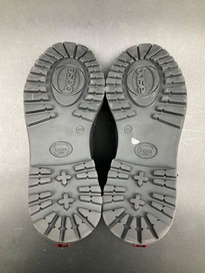 BASE LONDON, Trenton, size 40, black.
Like-new...
