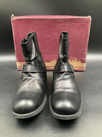 BASE LONDON, Metal, leather, size 40, black.
Like-new...