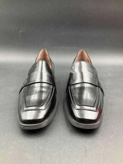 WONDERS, Regata, leather, size 40, black.
Like-new...