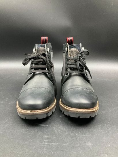 BASE LONDON, Trenton, size 40, black.
Like-new...