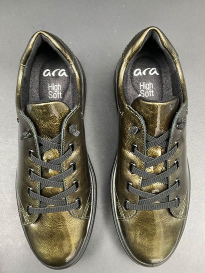 ARA, CANBERRA 3.0 model, size 37. Green patent...
