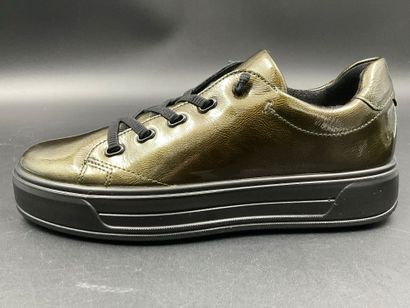 ARA, CANBERRA 3.0 model, size 37. Green patent...