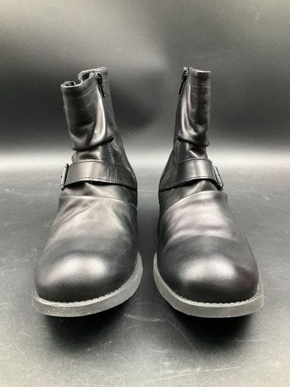 BASE LONDON, Metal, leather, size 40, black.
Like-new...