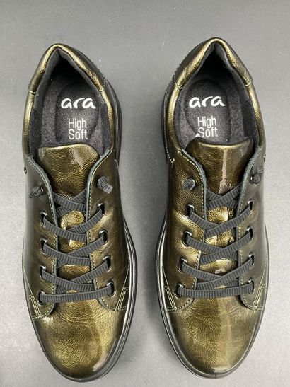 ARA, CANBERRA 3.0 model, size 37. Green patent...