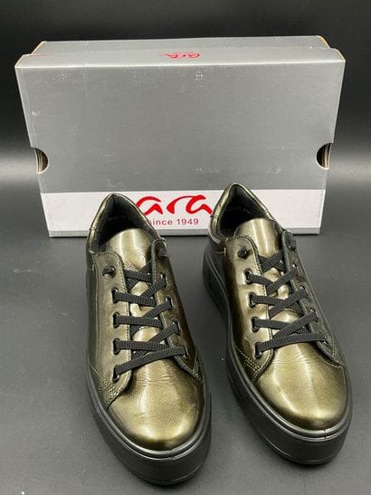 ARA, CANBERRA 3.0 model, size 37. Green patent...