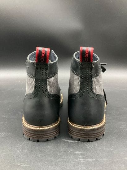BASE LONDON, Trenton, size 40, black.
Like-new...