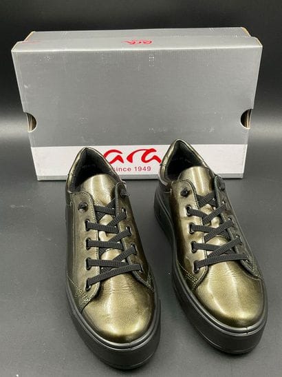 ARA, CANBERRA 3.0 model, size 37. Green patent...