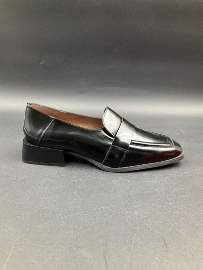 WONDERS, Regata, leather, size 40, black.
Like-new...