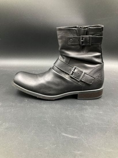 BASE LONDON, Metal, leather, size 40, black.
Like-new...