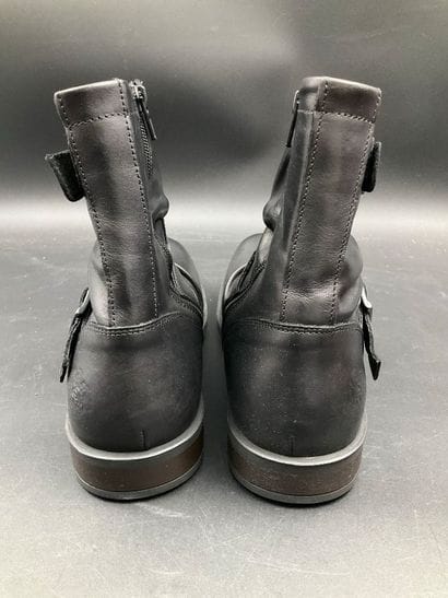 BASE LONDON, Metal, leather, size 40, black.
Like-new...
