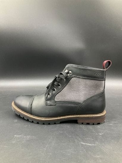 BASE LONDON, Trenton, size 40, black.
Like-new...