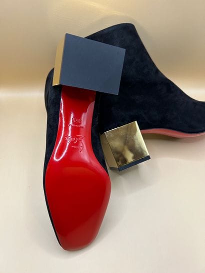 LOUBOUTIN
Paire de bottines en daim noir...