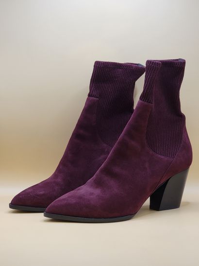 PIERRE HARDY
Paire de bottines en daim bordeaux....