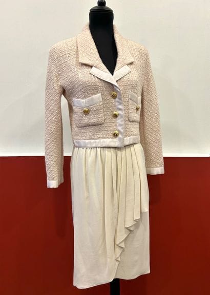 CHANEL 
Superb Chanel suit consisting of...