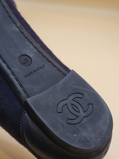 CHANEL 
Paire de ballerines en cuir et textile...