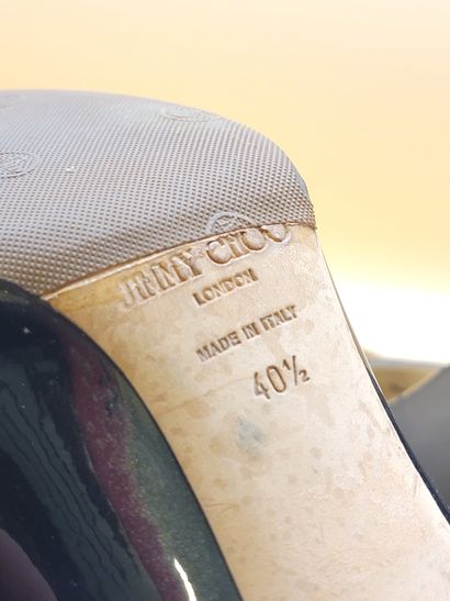 JIMMY CHOO 
Paire d'escarpins en cuir verni...