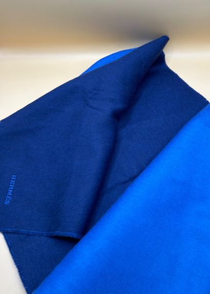 HERMES PARIS
Echarpe 100% cachemire bleu...