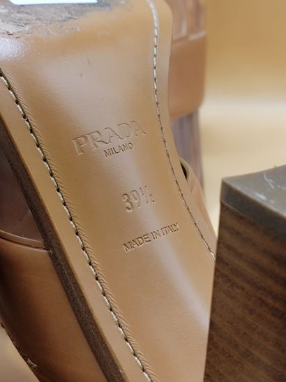 PRADA 
Paire de sandales à talons en cuir...