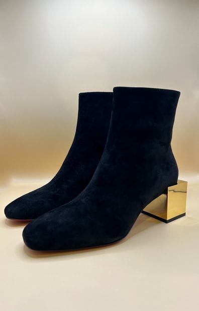 LOUBOUTIN
Paire de bottines en daim noir...