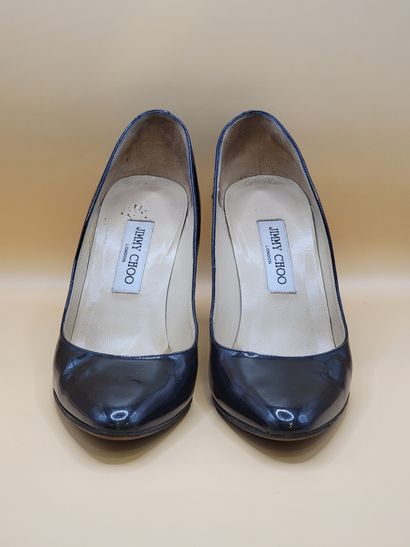 JIMMY CHOO 
Paire d'escarpins en cuir verni...