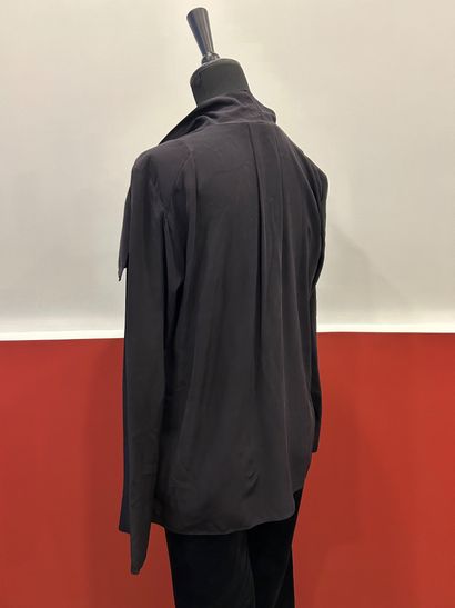 VANESSA BRUNO
Black top in 100% silk, neckline...