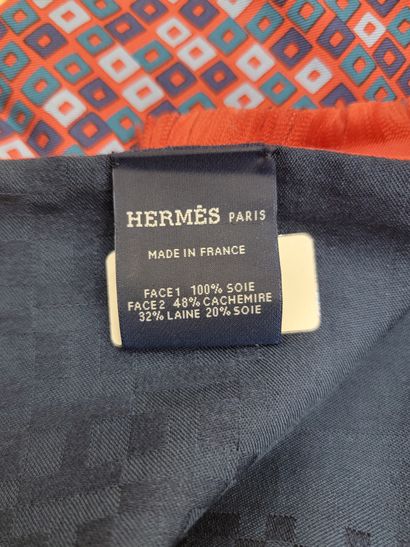 HERMES PARIS
Foulard double face 