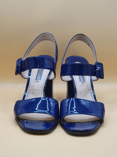 PRADA
Paires de sandales à talons en cuir...
