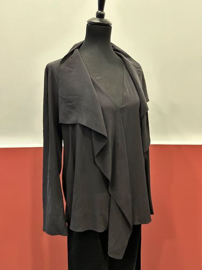 VANESSA BRUNO
Black top in 100% silk, neckline...