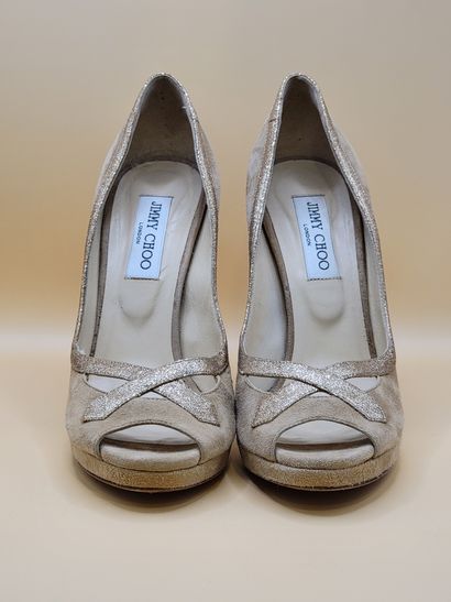 JIMMY CHOO 
Paire d'escarpins en daim beige,...