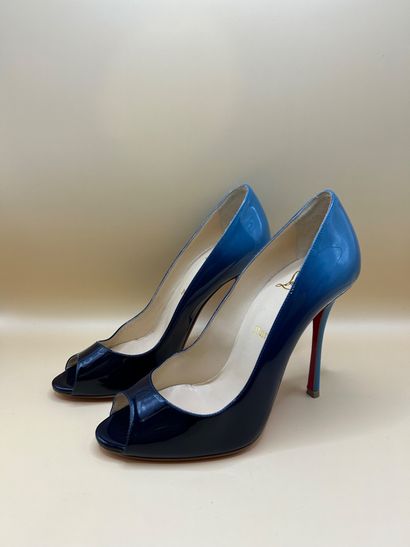 LOUBOUTIN
Paire d'escarpins en cuir verni...
