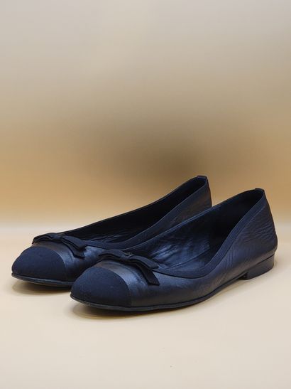 CHANEL 
Paire de ballerines en cuir et textile...