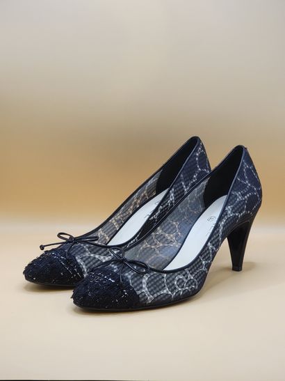 CHANEL
Paire d'escarpins en broderie ajourée,...