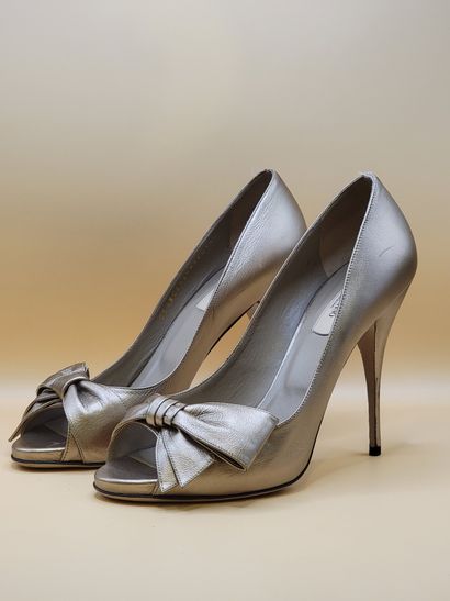 VALENTINO GARAVANI
Paire d'escarpins à noeuds...