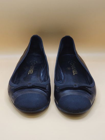 CHANEL 
Paire de ballerines en cuir et textile...